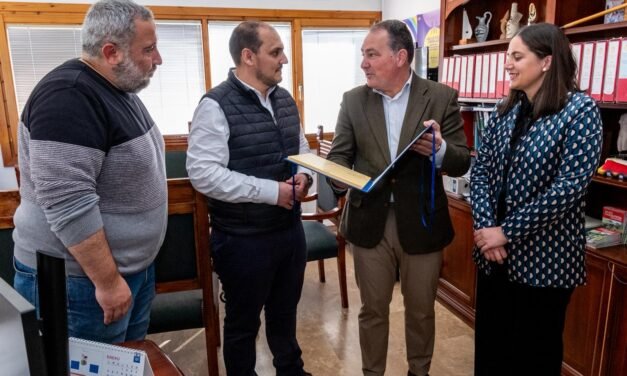 Toscano entrega a Adamuz la declaración institucional que le concede la Medalla de Oro