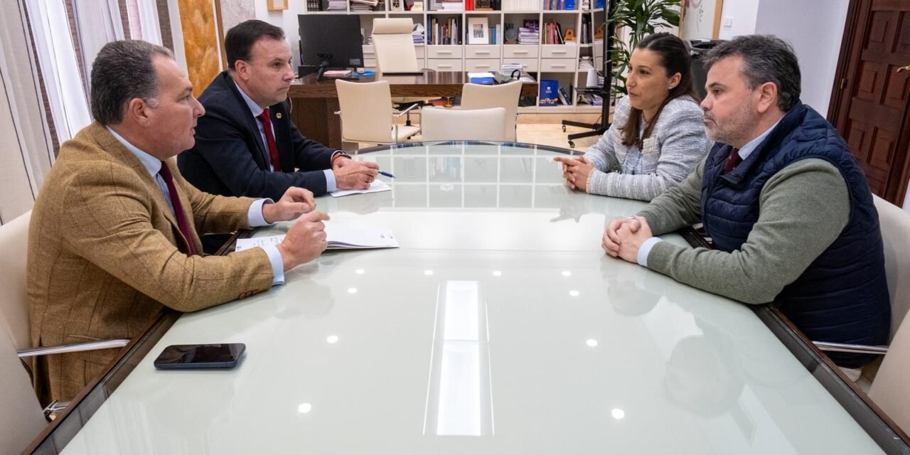 La Diputación de Huelva pone a disposición de la FAMP su modelo de red pública de cajeros automáticos