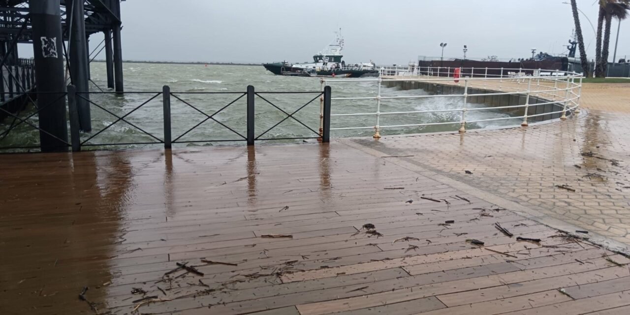 Precintado el Muelle de la Compañía Riotinto ante la crecida del Odiel