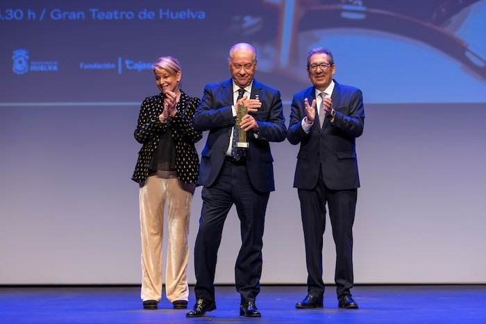 El Consejo de Hermandades recibe el ‘Premio Gota a gota de Pasión’ de Fundación Cajasol