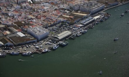 Herido un hombre tras el incendio de un barco en Isla Cristina