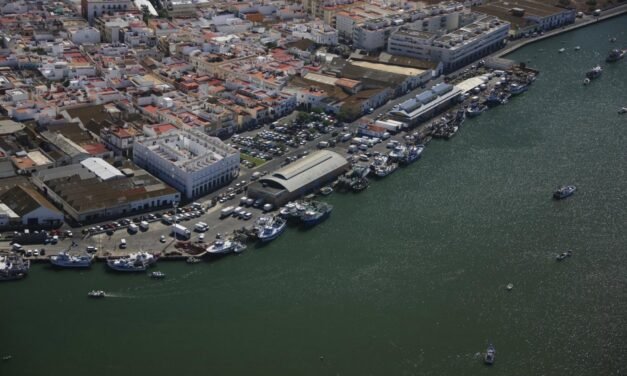 Herido un hombre tras el incendio de un barco en Isla Cristina