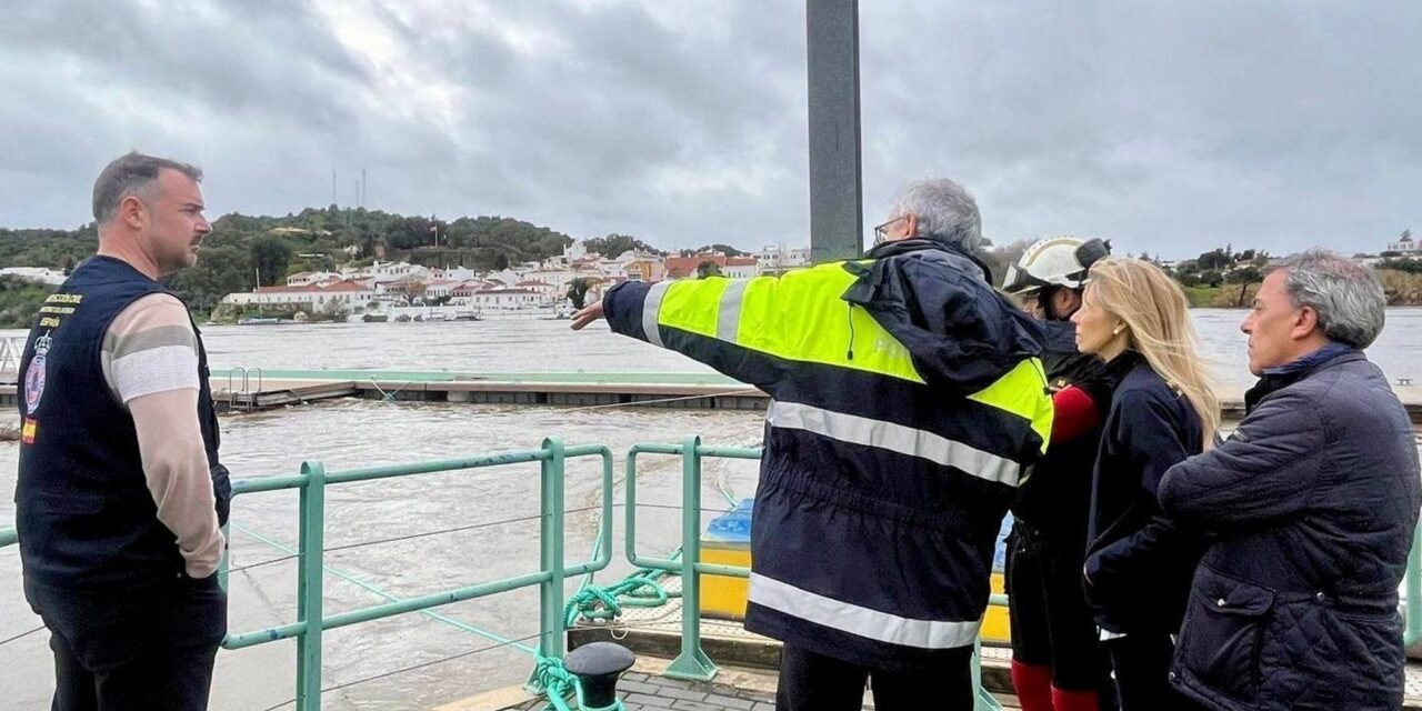 El río Guadiana desborda en Sanlúcar e inunda parte del pantalán