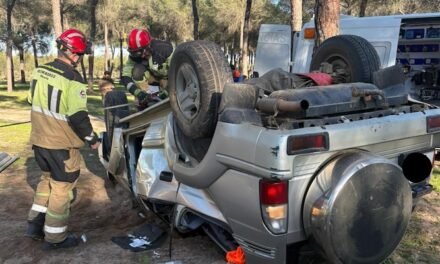 Dos heridos en un accidente de tráfico en una finca privada de Rociana