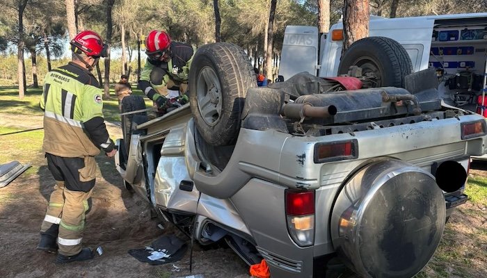 Dos heridos en un accidente de tráfico en una finca privada de Rociana