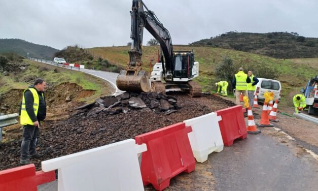 La Diputación trabaja en las dos carreteras que permanecen cortadas tras la borrasca