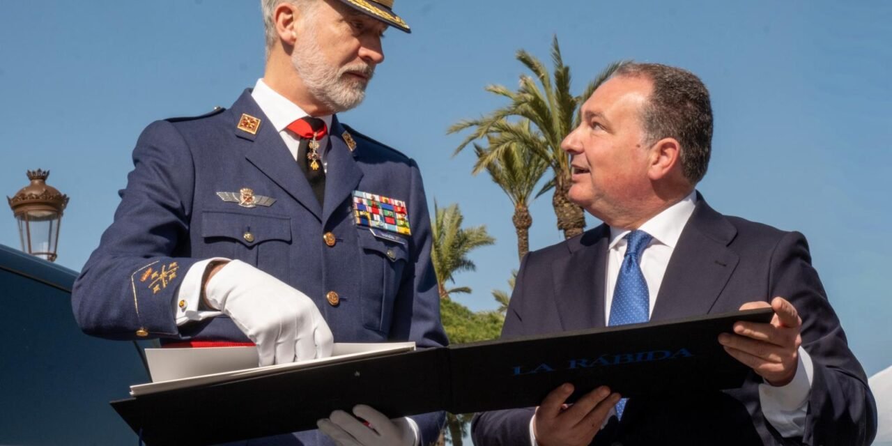 El Rey recibe la carpeta de María Clauss con fotos históricas de La Rábida