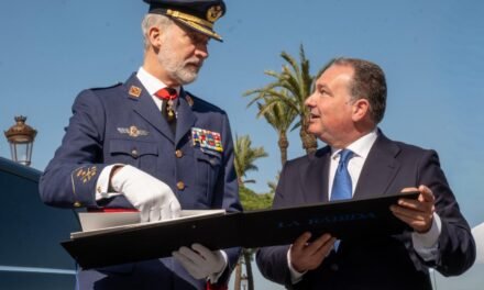 El Rey recibe la carpeta de María Clauss con fotos históricas de La Rábida