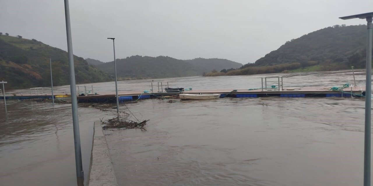 Rescatan a dos personas de un velero en el Guadiana