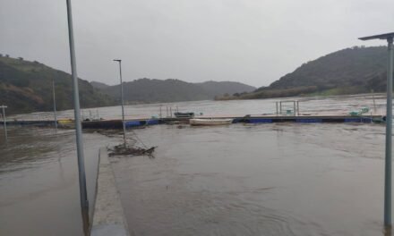 Rescatan a dos personas de un velero en el Guadiana