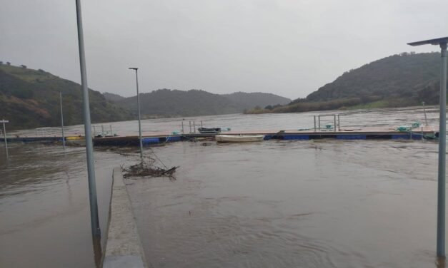 Rescatan a dos personas de un velero en el Guadiana