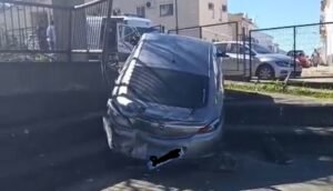 Coche siniestrado en el colegio