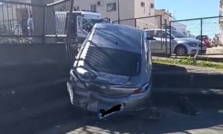 Un conductor impacta contra un vehículo y lo arrastra hasta empotrarse contra el CEIP La Rábida de El Campillo