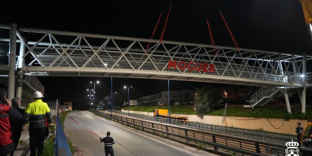 Una gran pasarela peatonal conecta el casco urbano de Moguer con el polígono Los Arroyos