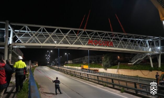 Una gran pasarela peatonal conecta el casco urbano de Moguer con el polígono Los Arroyos