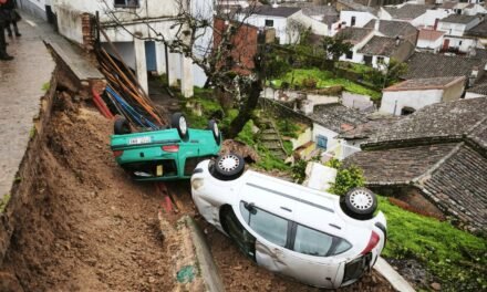 El desprendimiento de un talud obliga a la evacuación de dos viviendas en Cortegana