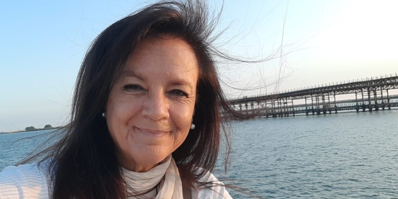 ‘Detrás del espejo’, el nuevo poemario de África Valls