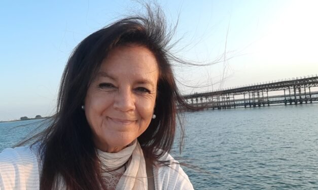 ‘Detrás del espejo’, el nuevo poemario de África Valls