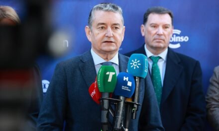 Sanz anuncia la primera piedra del Materno para la próxima semana y el Chare de Lepe antes de final de año