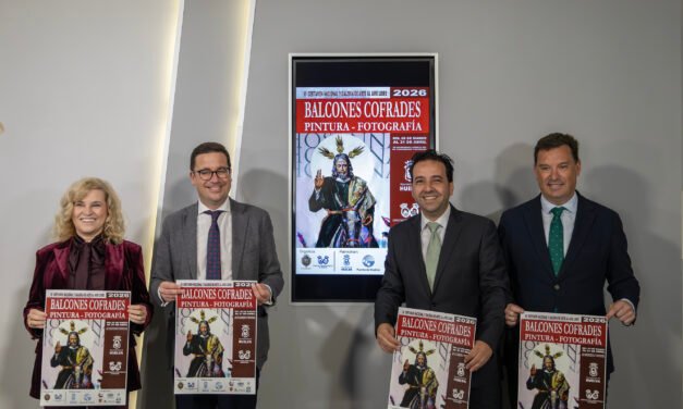 Los ‘balcones cofrades’ convierten a Huelva en galería de arte