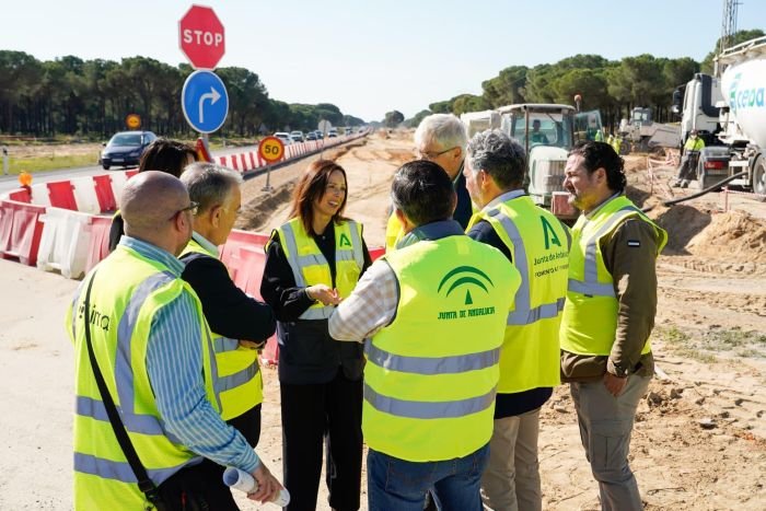 La consejera de Fomento supervisa el avance de las obras del tercer carril de la vía Almonte-El Rocío