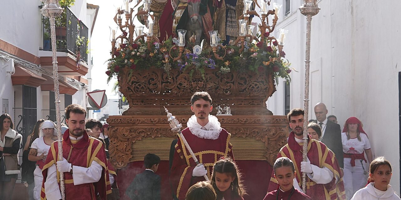 La Borriquita abre la Semana Santa de Moguer con un multitudinario desfile