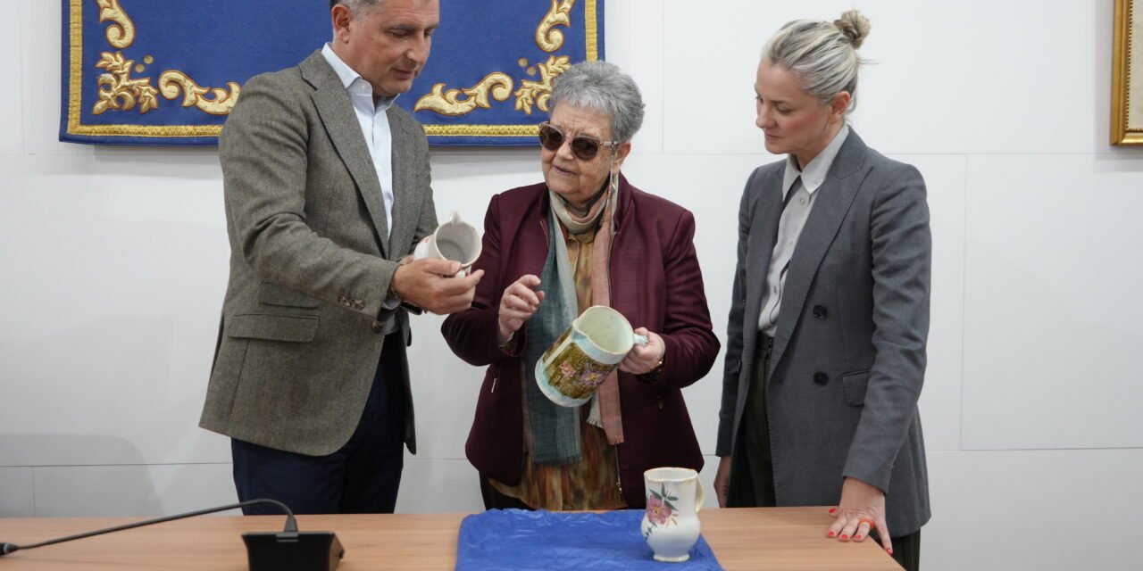 Rosario Cartes dona tres jarras vinateras a la casa natal de Juan Ramón