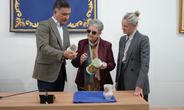 Rosario Cartes dona tres jarras vinateras a la casa natal de Juan Ramón