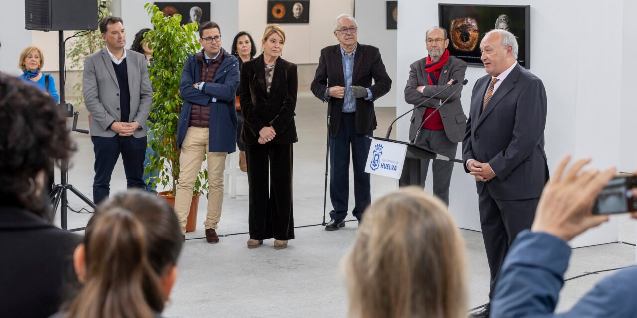 Huelva se mira a los ojos en la exposición de Valentín Fernández Romero