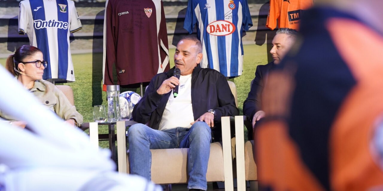 Fermín López recibe un reconocimiento de la Costa de la Luz Champion Cup