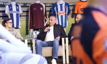 Fermín López recibe un reconocimiento de la Costa de la Luz Champion Cup