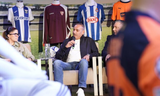 Fermín López recibe un reconocimiento de la Costa de la Luz Champion Cup