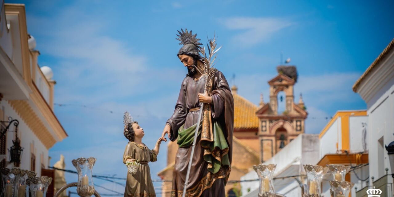 Moguer acompaña a su patrón por el centro de la ciudad