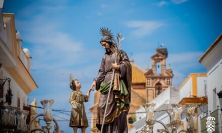 Moguer acompaña a su patrón por el centro de la ciudad