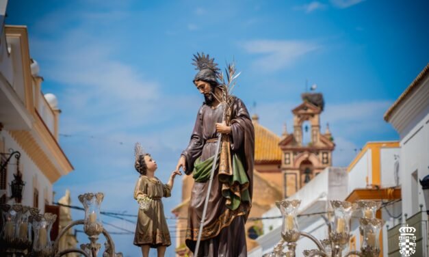 Moguer acompaña a su patrón por el centro de la ciudad