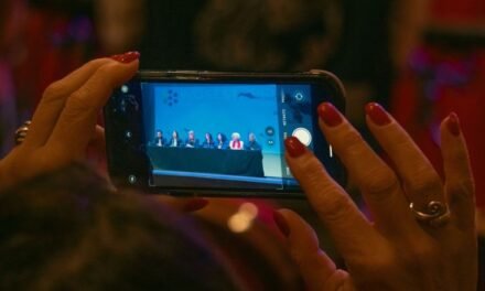 María Ripoll recibe el Premio WofestHuelva