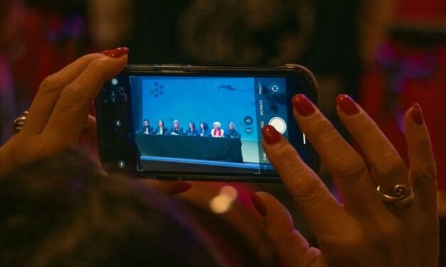 María Ripoll recibe el Premio WofestHuelva