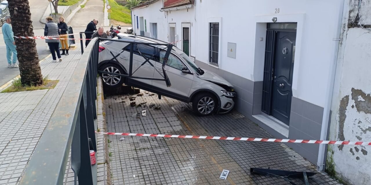 Aparatoso accidente en pleno casco urbano de Nerva