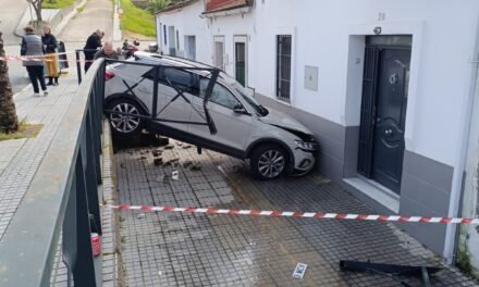 Aparatoso accidente en pleno casco urbano de Nerva