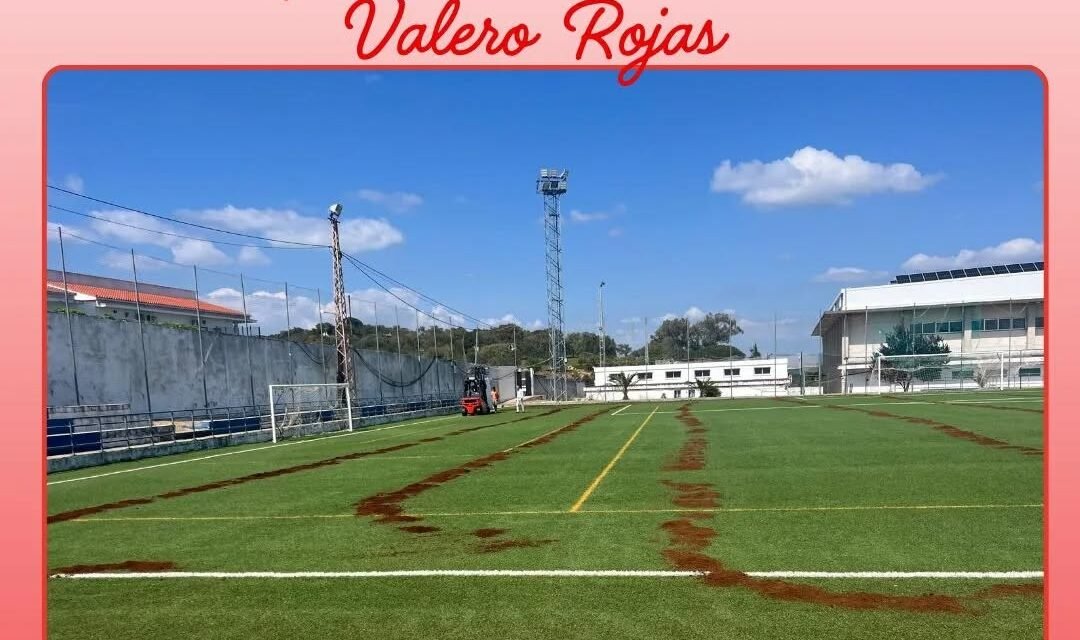 El Campillo renueva el césped artificial de su campo de fútbol