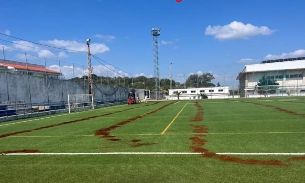 El Campillo renueva el césped artificial de su campo de fútbol