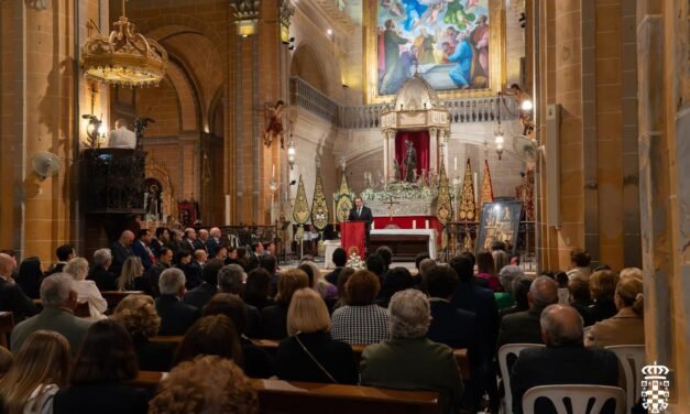 Un emotivo pregón y una atractiva revista anuncian la Semana Santa de Moguer