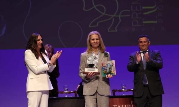 La Infanta Elena recibe el Premio Taurino Provincial