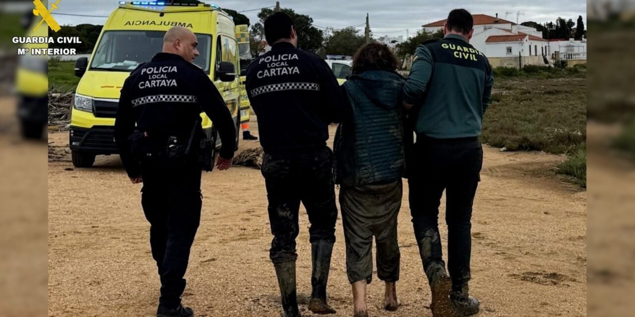 Rescatada una mujer atrapada en la ribera de Cartaya