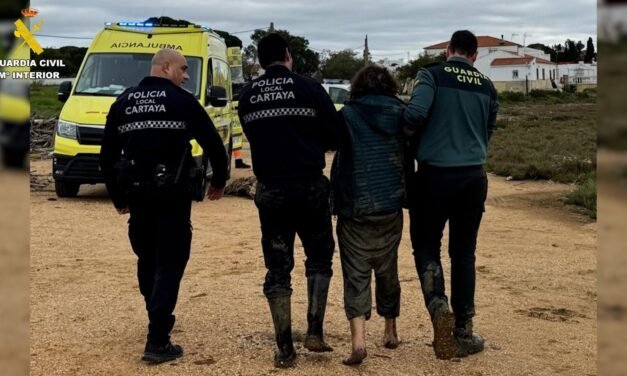 Rescatada una mujer atrapada en la ribera de Cartaya