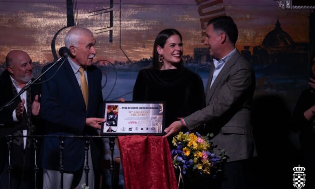 Moguer rinde homenaje a la saetera Mari Ángeles Cruzado