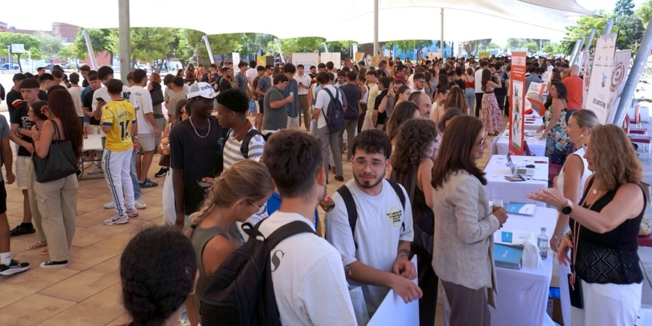 La Fundación Atlantic Copper lleva su programa de becas al futuro alumnado de la UHU