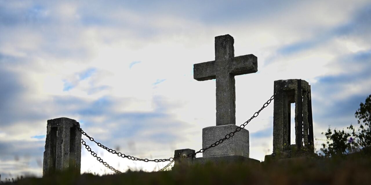 Piden la retirada de la cruz de exaltación franquista en Perrunal