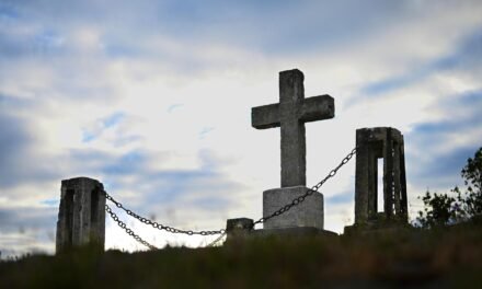 Piden la retirada de la cruz de exaltación franquista en Perrunal