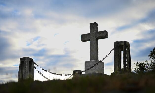 Piden la retirada de la cruz de exaltación franquista en Perrunal